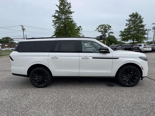 Pristine White Metallic Tri-Coat 2026 Lincoln Navigator Reserve