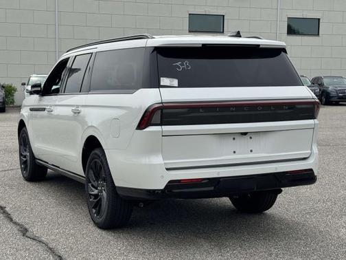 Pristine White Metallic Tri-Coat 2026 Lincoln Navigator Reserve