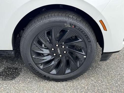 Pristine White Metallic Tri-Coat 2026 Lincoln Navigator Reserve