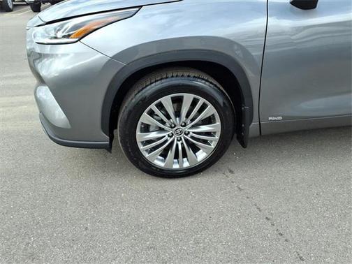 2025 Toyota Highlander Hybrid Platinum