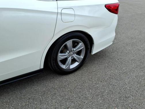 White Diamond Pearl 2018 Honda Odyssey EX-L