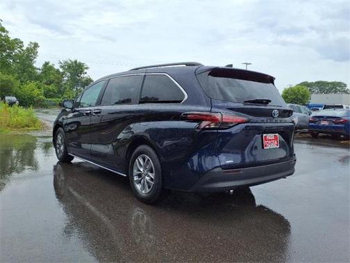2022 Toyota Sienna XLE 7 Passenger