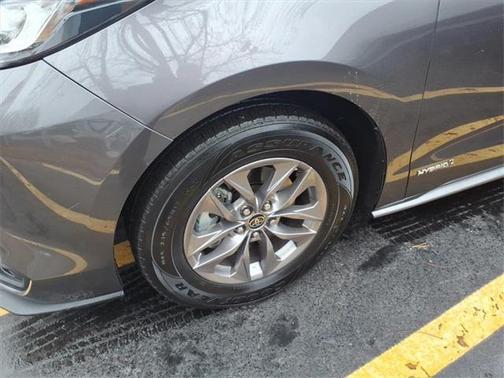 2021 Toyota Sienna LE