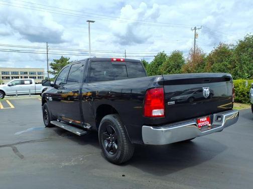 Brilliant Black Crystal Pearlcoat 2017 RAM 1500 SLT