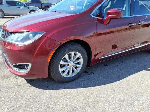 Velvet Red Pearlcoat 2018 Chrysler Pacifica Touring-L