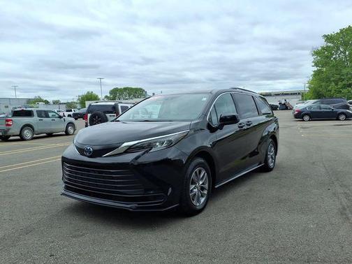 Midnight Black Metallic 2024 Toyota Sienna LE