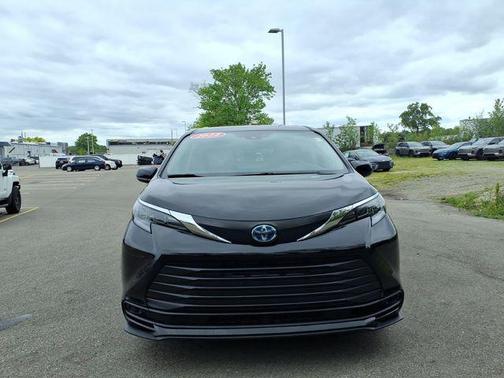 Midnight Black Metallic 2024 Toyota Sienna LE