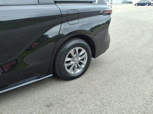 Midnight Black Metallic 2024 Toyota Sienna LE