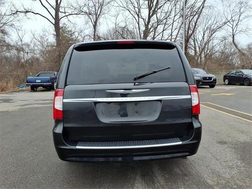 2016 Chrysler Town & Country Touring-L