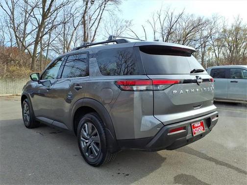 2024 Nissan Pathfinder SV