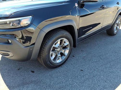 Diamond Black Crystal Pearlcoat 2019 Jeep Cherokee Trailhawk