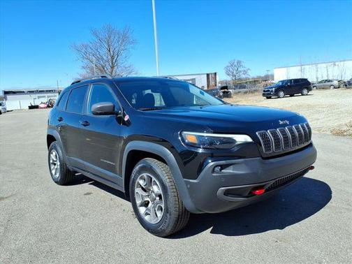 Diamond Black Crystal Pearlcoat 2019 Jeep Cherokee Trailhawk