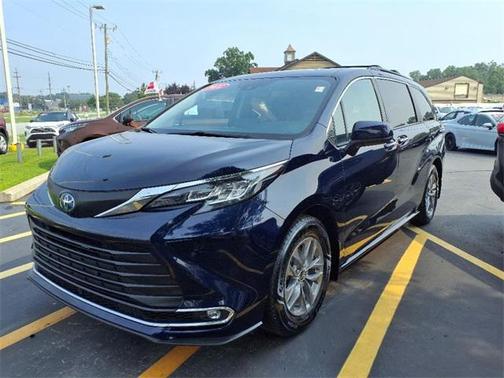 2022 Toyota Sienna XLE 8 Passenger