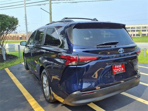2022 Toyota Sienna XLE 8 Passenger