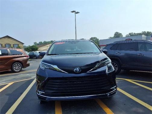 2022 Toyota Sienna XLE 8 Passenger