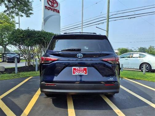 2022 Toyota Sienna XLE 8 Passenger