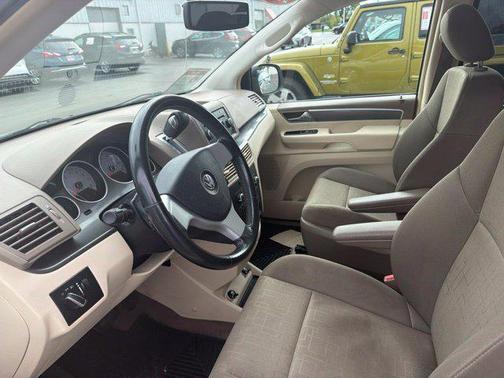 Blonde Maple 2009 Volkswagen Routan SE