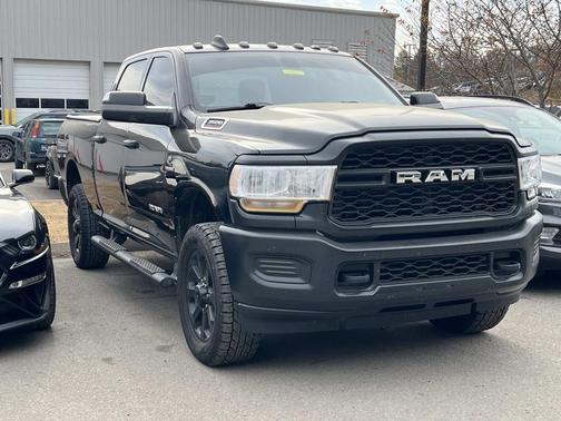 2022 RAM 3500 Tradesman Crew Cab 4x4 6'4' Box