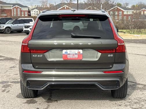 2022 Volvo XC60 B5 R-DESIGN