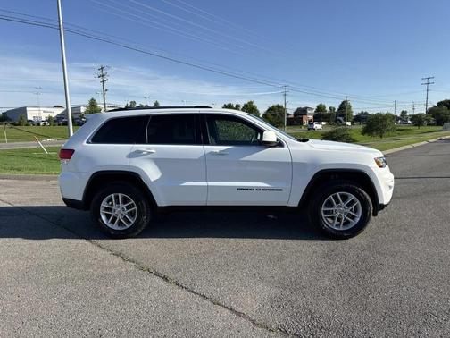 Bright White Clearcoat 2017 Jeep Grand Cherokee LAREDO