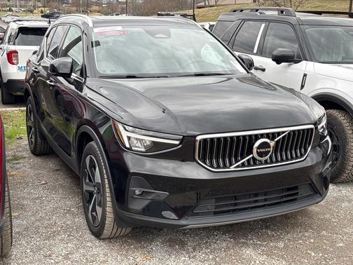 2023 Volvo XC40 B5 Plus Bright Theme