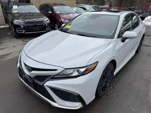 Ice Edge 2024 Toyota Camry Hybrid SE