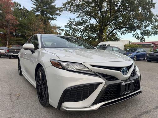 2024 Toyota Camry Hybrid SE