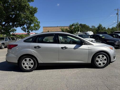 Ingot Silver Metallic 2017 Ford Focus SE