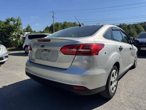 Ingot Silver Metallic 2017 Ford Focus SE