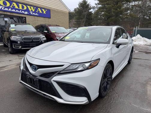 2024 Toyota Camry Hybrid SE