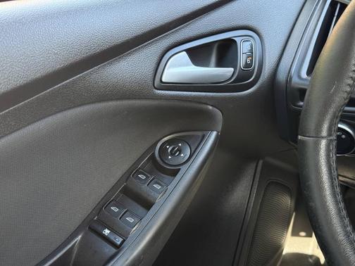 Shadow Black 2018 Ford Focus SE