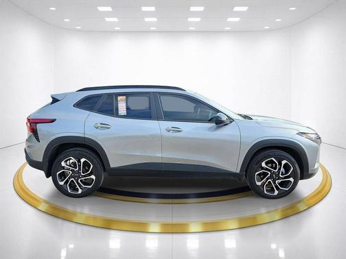 Sterling Gray Metallic 2025 Chevrolet Trax FWD 2RS
