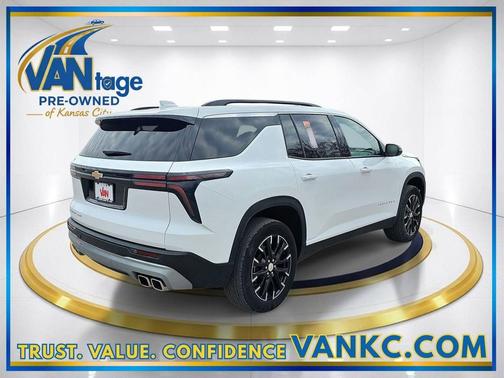 Summit White 2025 Chevrolet Traverse LT