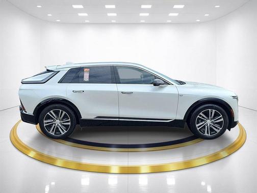 Crystal White Tricoat 2024 Cadillac LYRIQ Luxury