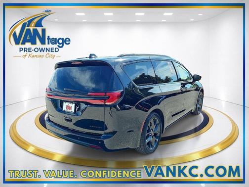 Diamond Black Crystal Pearlcoat 2025 Chrysler Pacifica Limited