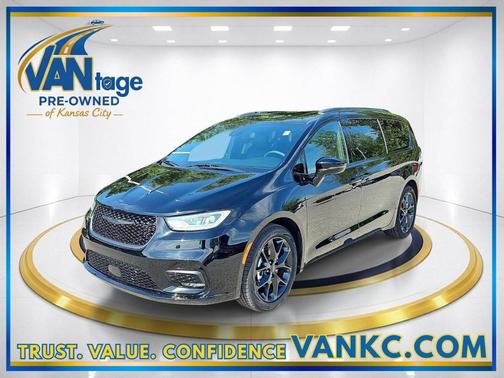 Diamond Black Crystal Pearlcoat 2025 Chrysler Pacifica Limited