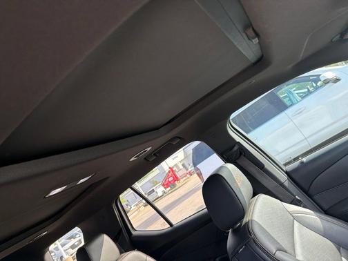 Iridescent Pearl Tricoat 2022 Chevrolet Traverse High Country
