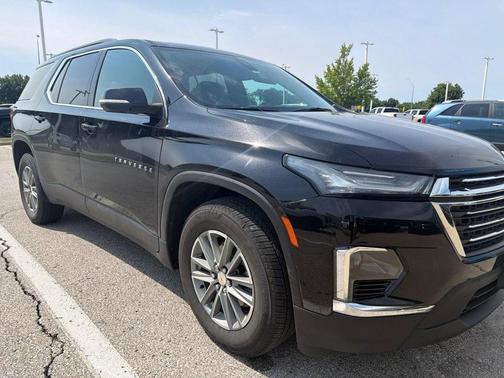 Mosaic Black Metallic 2023 Chevrolet Traverse LT Cloth