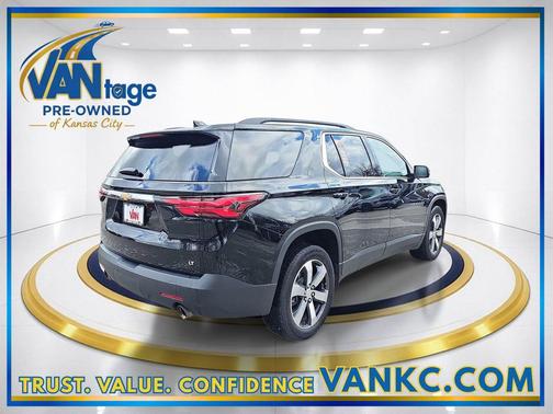 Mosaic Black Metallic 2022 Chevrolet Traverse LT Leather