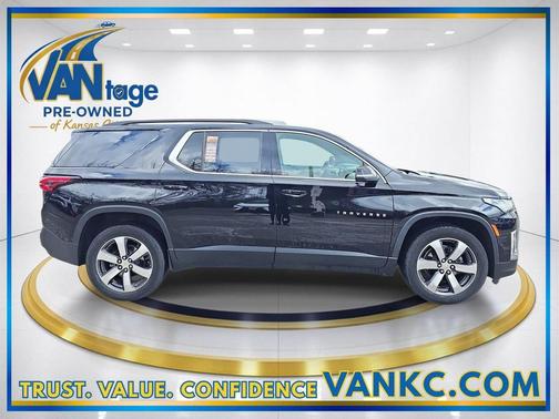 Mosaic Black Metallic 2022 Chevrolet Traverse LT Leather