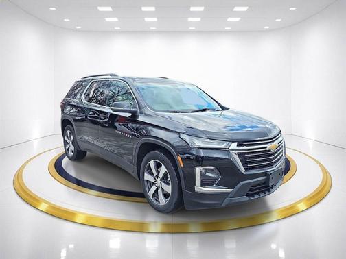 Mosaic Black Metallic 2022 Chevrolet Traverse LT Leather