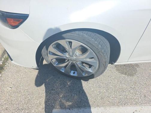 Iridescent Pearl Tricoat 2017 Chevrolet Malibu Premier