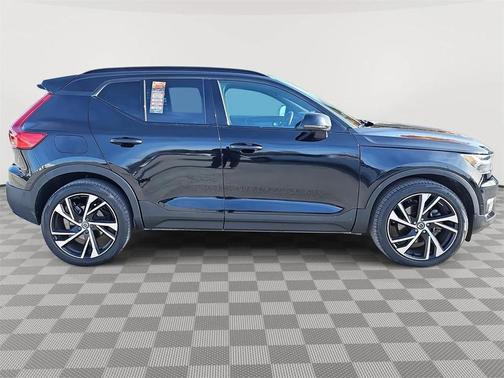 2022 Volvo XC40 T5 R-Design