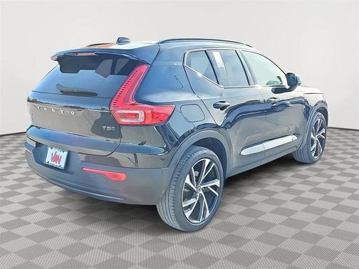 2022 Volvo XC40 T5 R-Design
