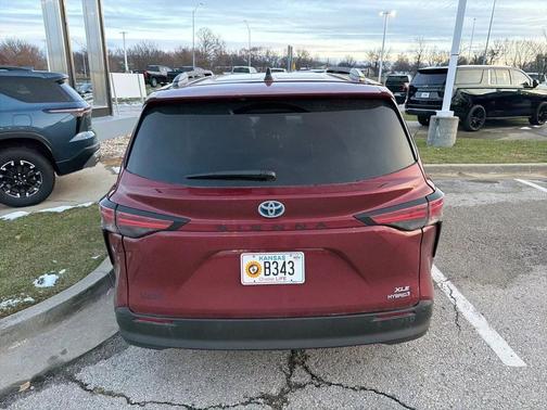 2021 Toyota Sienna XLE 8 Passenger