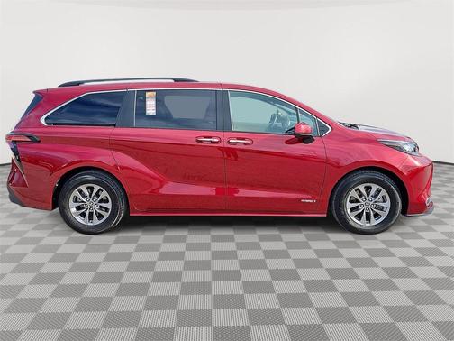 2021 Toyota Sienna XLE 8 Passenger