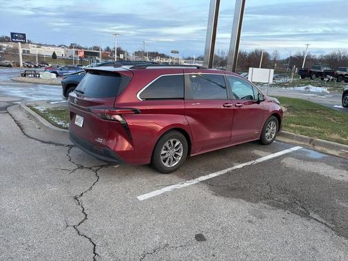 2021 Toyota Sienna XLE 8 Passenger