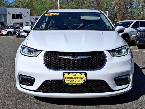 2023 Chrysler Pacifica Hybrid Touring L