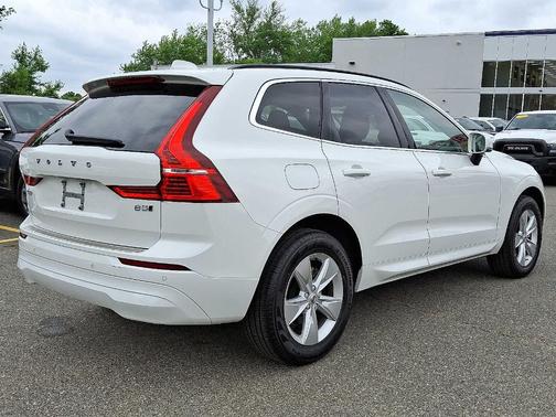 2022 Volvo XC60 B5 Momentum