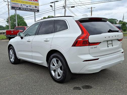 2022 Volvo XC60 B5 Momentum